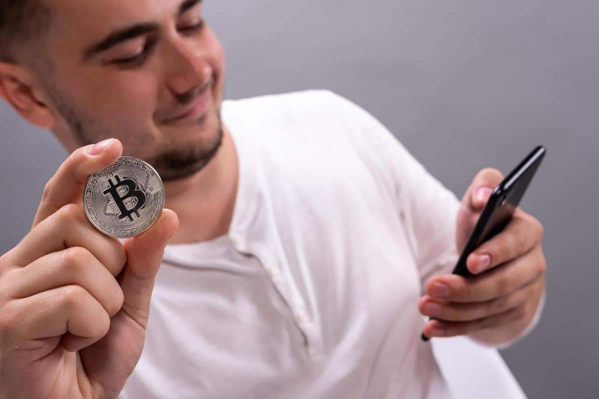 Decentralized Finance (DeFi): Opportunities and Risks